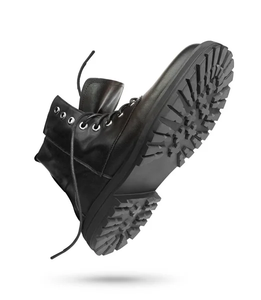 白いブーツで隔離された黒いブーツ スチールキャップレザーブーツは白で隔離された 黒い戦闘員が起動し 使用中の黒い軍のブーツ クリッピングパスで — ストック写真