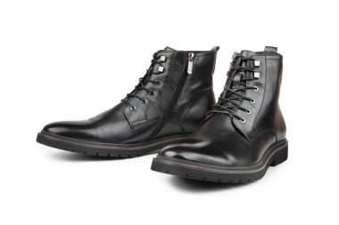 Beyaz arka planda izole edilmiş erkekler için çift siyah çizme.