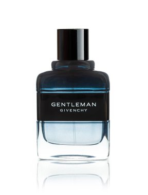 Chisinau, Moldova - 20 Aralık 2021: Beyaz arkaplanlı Givenchy Gentleman Parfümü.