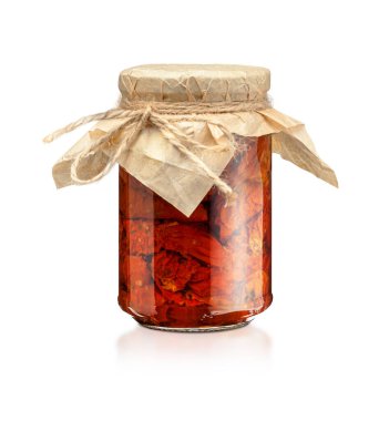 Kavanozdaki domatesler. Ev yapımı kurutulmuş domates. Geçici kapanma. Yaz ve sonbahar konserve yiyecekler. Baharat ve sebzelerle saklayın. Kırpma yolu ile beyaz arkaplanda izole