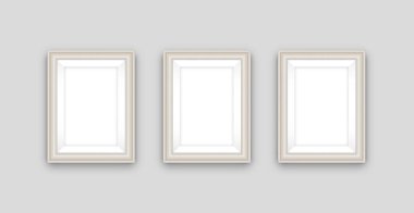 Duvarda üç tane boş poster var. Galeri, sanat, sergi ve müze konsepti. Model yap, 3 boyutlu canlandırma. kırpma yolu ile