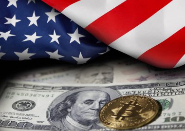 Amerikan bayrağı, sahte metin için arka planda bulunan Amerikan dolarları üzerinde altın bir bitcoin. Finansal Tasarım kavramı