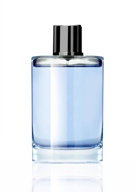 Beyaz arka planda izole edilmiş mavi parfüm şişesi.
