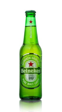 CHISINAU, MOLDOVA - 9 Nisan 2022: Beyaz arka planda bir şişe Heineken Lager Birası. Heineken, Heineken International 'ın sancak gemisidir. Kırpılmış domuz patikasıyla