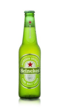 CHISINAU, MOLDOVA - 9 Nisan 2022: Beyaz arka planda bir şişe Heineken Lager Birası. Heineken, Heineken International 'ın sancak gemisi.