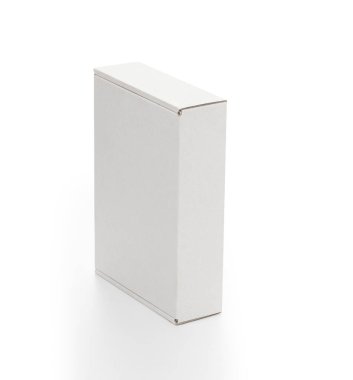 Kapatılmış beyaz boş karton kutu kırpma yolu ile beyaz arkaplanda izole