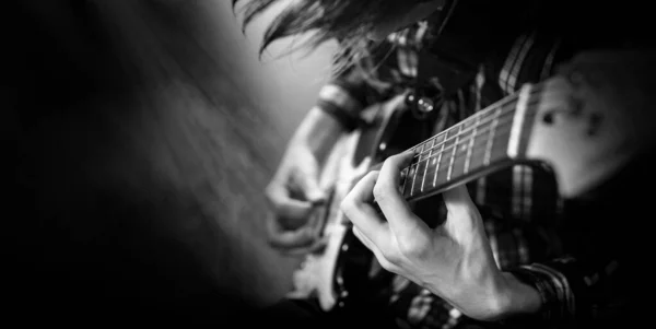 Elektro Gitar Çalıyor Elektro Gitar Çalan Genç Adamlar Siyah Beyaz — Stok fotoğraf