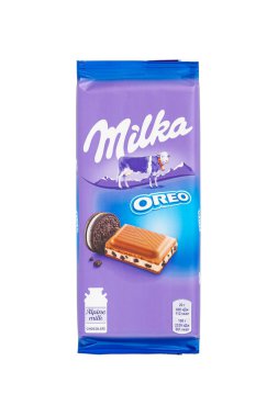 CHISINAU, MOLDOVA - 28 Haziran 2022: Milka OREO alp sütlü çikolata beyaz arka planda izole edildi. kırpma yolu ile