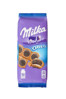 CHISINAU, MOLDOVA - 28 Haziran 2022: Milka OREO alp sütlü çikolata beyaz arka planda izole edildi. kırpma yolu ile