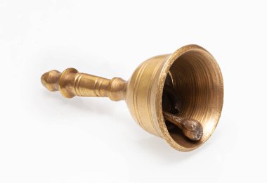 Beyaz arka planda izole edilmiş küçük antika bronz çan. kırpma yolu ile