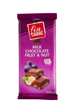 CHISINAU, MOLDOVA - 28 Temmuz 2022: Fin Carre Milk Chocolate Fruit & Nut. Alman malı. Beyaz bir arka planda izole edilmiş. kırpma yolu ile