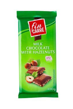 CHISINAU, MOLDOVA - 28 Temmuz 2022 Fin Carre Süt Çikolatası Fındıklı. Alman malı. Beyaz bir arka planda izole edilmiş. kırpma yolu ile