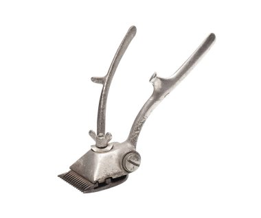 Beyaz arka planda izole edilmiş eski bir saç makasıydı. kırpma yolu ile