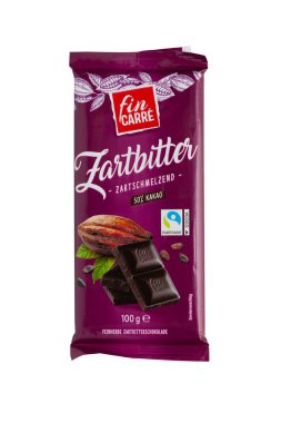 CHISINAU, MOLDOVA - 28 Temmuz 2022 Fin Carre Zartbitter% 50 kakao. Siyah çikolata. Alman malı. Beyaz bir arka planda izole edilmiş. kırpma yolu ile