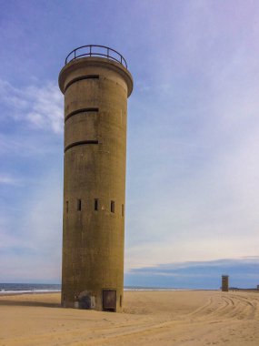 Atlantik Okyanusu kıyısındaki kulelerde gözlemler. Mavi gökyüzünün altında Fort Miles, Cape Henlopen State Park, Lewes, Delaware 'de birkaç bulut var. İkinci Dünya Savaşı' nda gözcülerin düşman gemilerini gözlediği yerde.. 