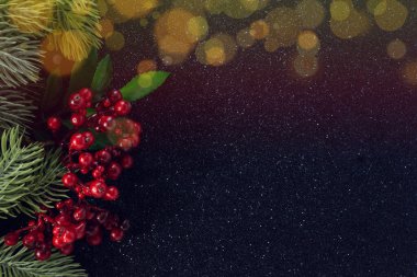 Noel arkaplanı bokeh efekti ve kopyalama alanı, kırmızı böğürtlen ve çam yaprağı dalları ile ışıltılı arka planda.