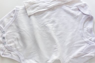 Beyaz arka planda bebek tulumunun kapalı görüntüsü, ürün sunumu için şablon.