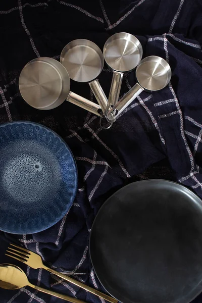 Темный Кухонный Концепт Набор Ложки Пустая Тарелка Золотая Вилка Синий — стоковое фото