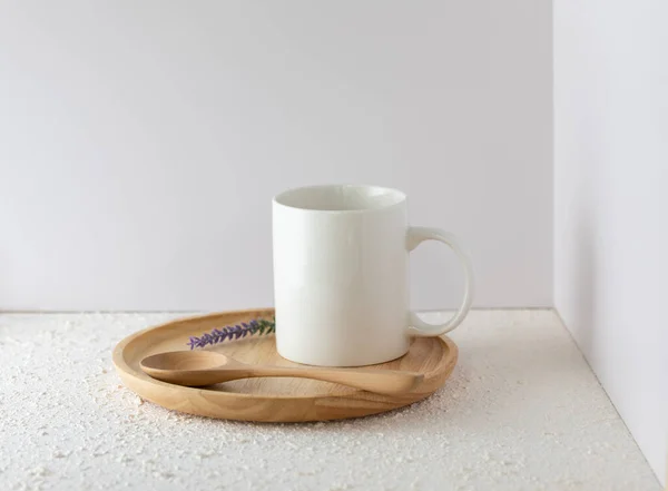 White Mug Mockup Wooden Plate Front White Wall Minimal Style — Stock Photo, Image