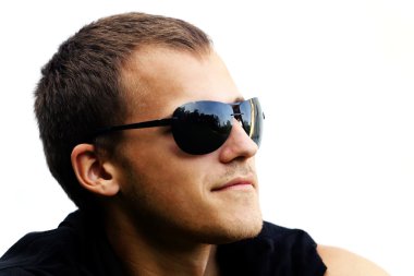 adam siyah güneş gözlüğü