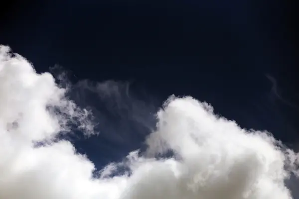 Nuages blancs dans un ciel bleu foncé — Photo