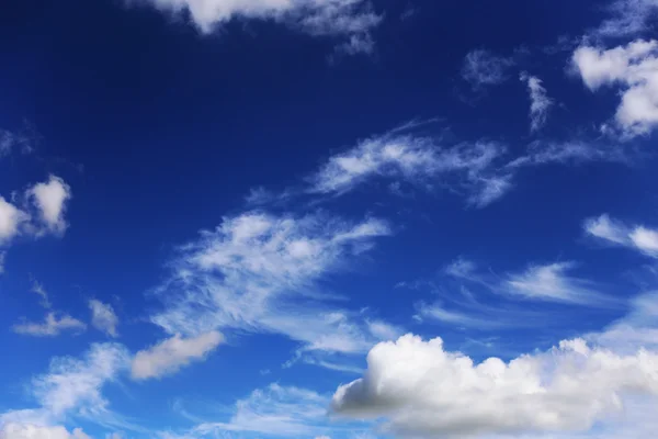 Nuvens brancas em um céu azul escuro — Fotografia de Stock