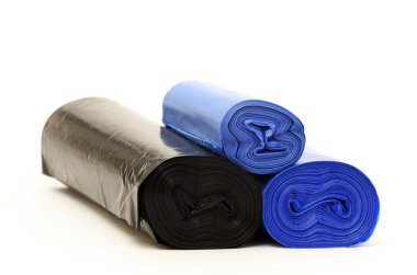 Beyaz bir arka plan üzerinde rulo çöp torbaları