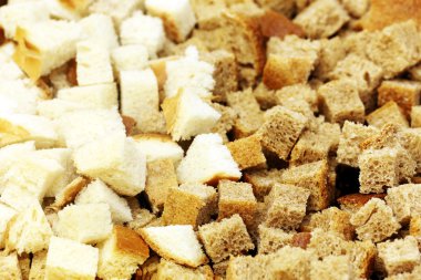 kurutulmuş ekmek parçaları yığını