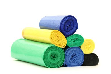 Beyaz bir arka plan üzerinde bir sürü çöp poşetleri rulo