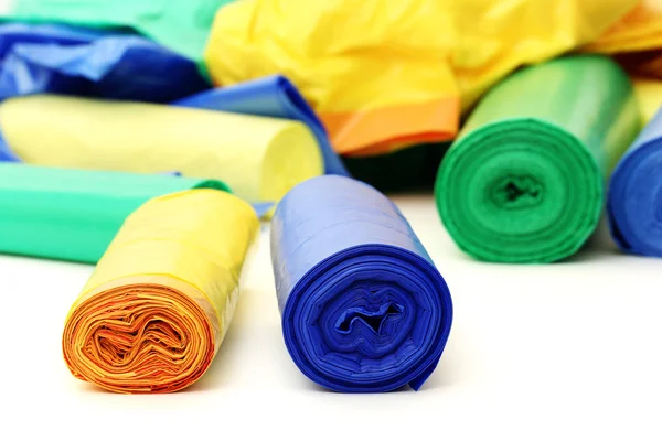 Bir sürü renkli çöp torbası.