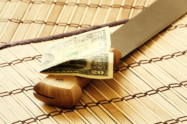 Dolar ve ahşap mat bıçak — Stok fotoğraf