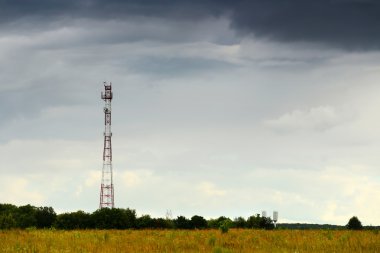 Telefon kulesi ve gri gökyüzü manzara