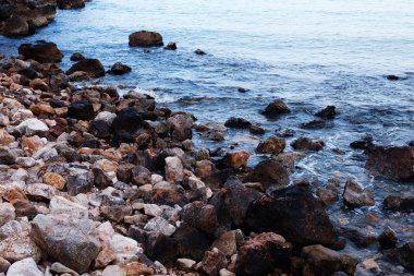 Deniz, kıyı ve taşlar