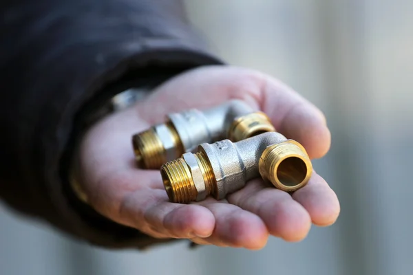 Sıhhi tesisat borularının el konektörler