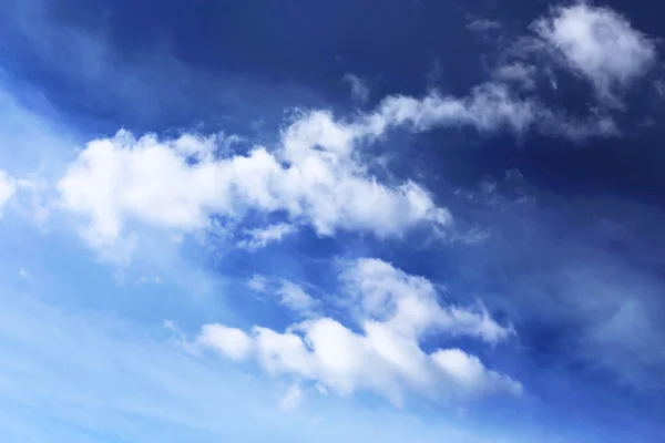 Nuages blancs dans un ciel bleu foncé — Photo