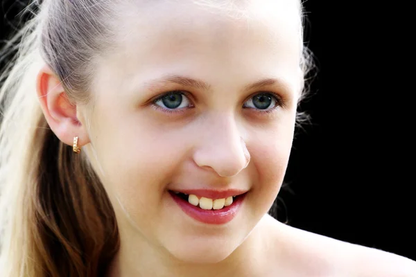 Πορτρέτο του ένα χαμογελαστό νεαρό κορίτσι — Φωτογραφία Αρχείου