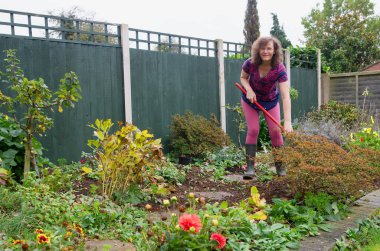 İyi bir sonbahar çapası harika bir egzersizdir ve yeni otlar gelecek bahara kadar beklerken, kışın bahçeyi çok daha iyi gösterir..
