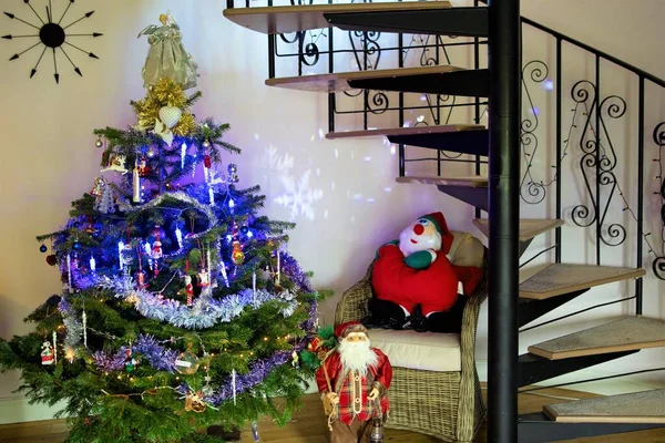 Uma Escada Espiral Ativo Interior Ideal Para Decorar Natal Assim — Fotografia de Stock