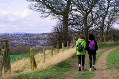 Güney Yorkshire, İngiltere 'de Wentworth' ten gelen kamu yolu boyunca Elsecar 'ın harika panoramik manzarası var..