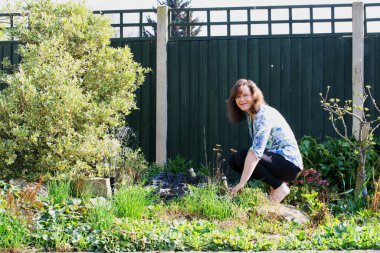 Güzel ve mutlu bir kadın yakalayıp bahçesindeki vahşi hayatı keşfediyor ve Mart 'ta bahar güneşinin tadını çıkarıyor..
