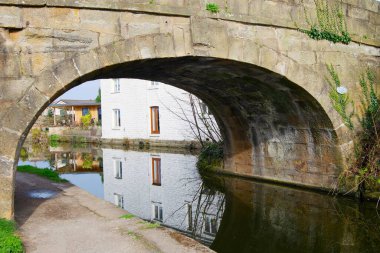 Lancashire 'daki Morecombe yakınlarındaki ulusal bir döngü yolu boyunca bir kanalda simetrik yansımalar yakalıyorum..