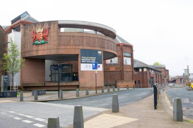Carlisle, eski ve modern mimarinin zengin çeşitliliğiyle iyi korunan bir pazar kasabasıdır. Tullie Müzesi ve Sanat Galerisi, Carlisle, Cumbria, İngiltere, 13 Nisan 2022 Çarşamba.