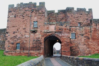 Carlisle Kalesi 900 yıldan daha eski. İngiltere ve İskoçya arasındaki sınıra yakın olduğu için sayısız savaş ve işgalin merkezinde yer aldı.. 