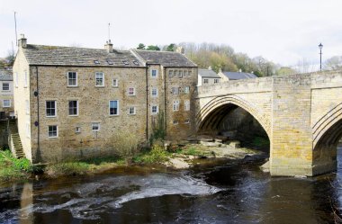 Tees Nehri üzerindeki taş köprü, Barnard Kalesi 'nin yanında, 14. yüzyıldan kalma..