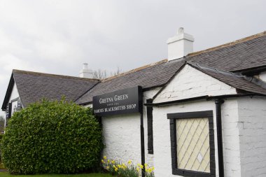 Old Toll Bar, İskoçya 'daki ilk ve son evdir. Gretna Green, Dumfries ve Galloway, İskoçya, 13 Nisan 2022 Çarşamba.