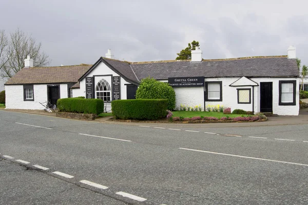 Old Toll Bar, İskoçya 'daki ilk ve son evdir. Gretna Green, Dumfries ve Galloway, İskoçya, 13 Nisan 2022 Çarşamba.