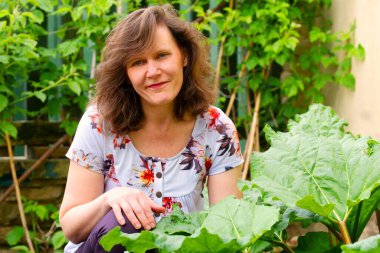 İlkbaharda meyve ve sebze bahçesinde çekici bir esmer kadın yakalamak.. 