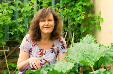 İlkbaharda meyve ve sebze bahçesinde çekici bir esmer kadın yakalamak.. 