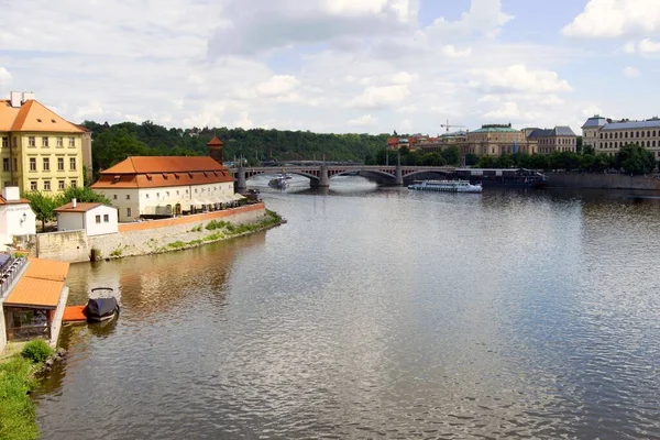 Widok Tradycyjnej Praskiej Architektury Mostu Karola Praga Czechy Niedzielę Maja — Zdjęcie stockowe