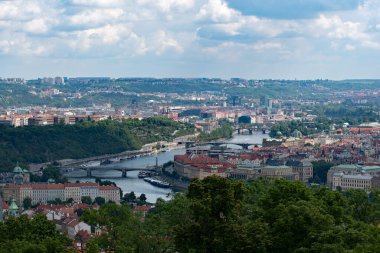 30 Mayıs 2022 Pazartesi günü Petrin Kulesi 'nden Prag' a, Petrin Tepesi 'ne, Prag' a, Çek Cumhuriyeti 'ne kadar olan hava görüşleri ikinci plandadır..